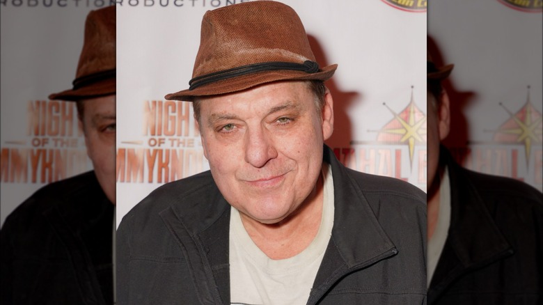 Tom Sizemore posant