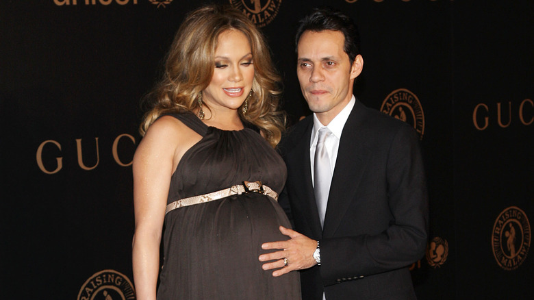 Marc Anthony avec la main sur le ventre de Jennifer Lopez