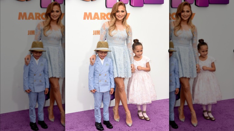 Jennifer Lopez posant avec Max et Emme