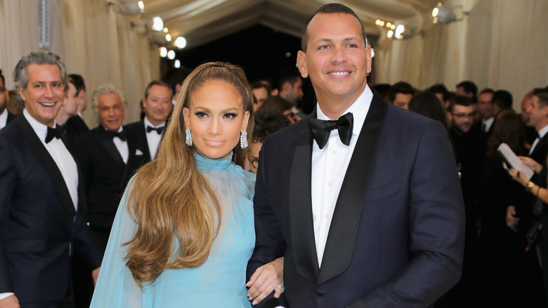 Jennifer Lopez joignant les bras à Alex Rodriguez