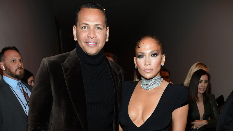 Alex Rodriguez souriant, Jennifer Lopez avec une expression sévère