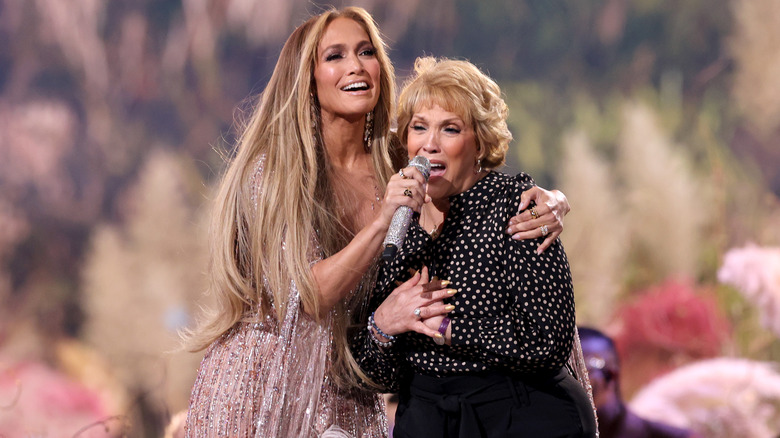 Jennifer Lopez avec un bras autour de maman Guadalupe