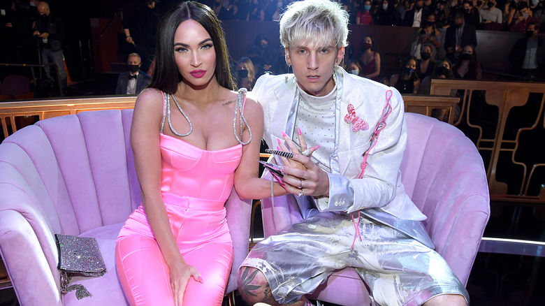 Megan Fox Machine Gun Kelly canapé lilas