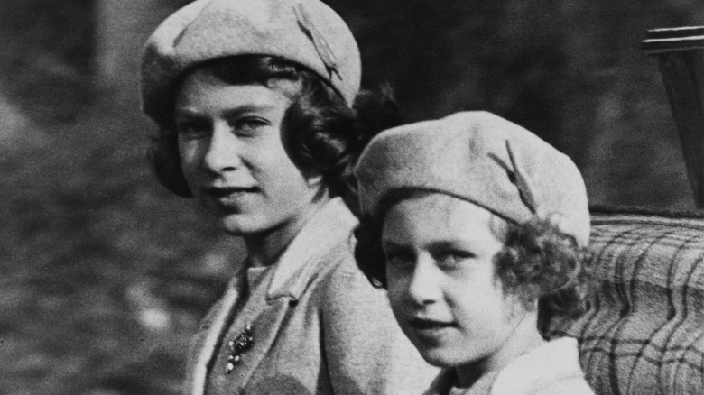 La princesse Margaret et la reine Elizabeth II jeunes, noires et blanches, en calèche