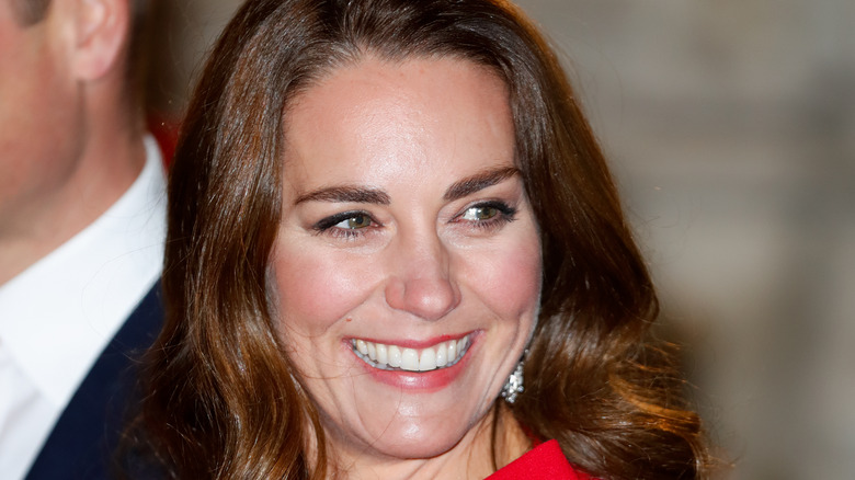 Kate Middleton lors d'un événement, souriante