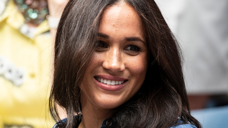 Meghan Markle lors d'un événement, souriante