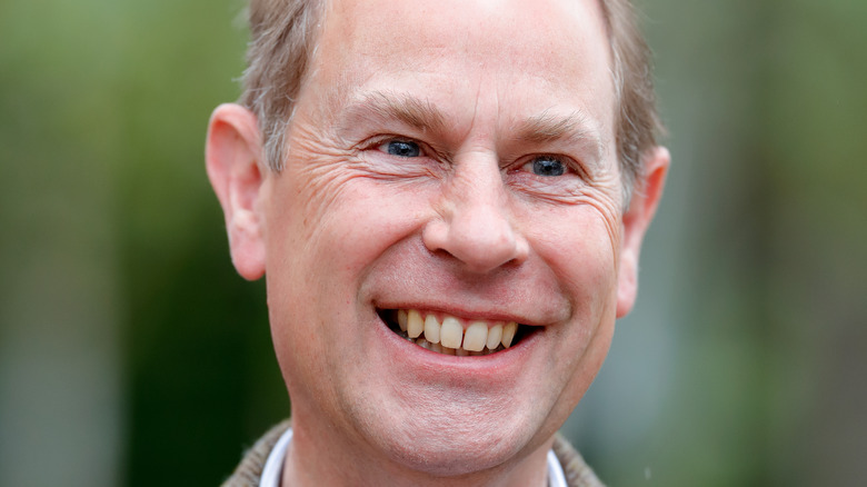 Prince Edward lors d'un événement, grand sourire