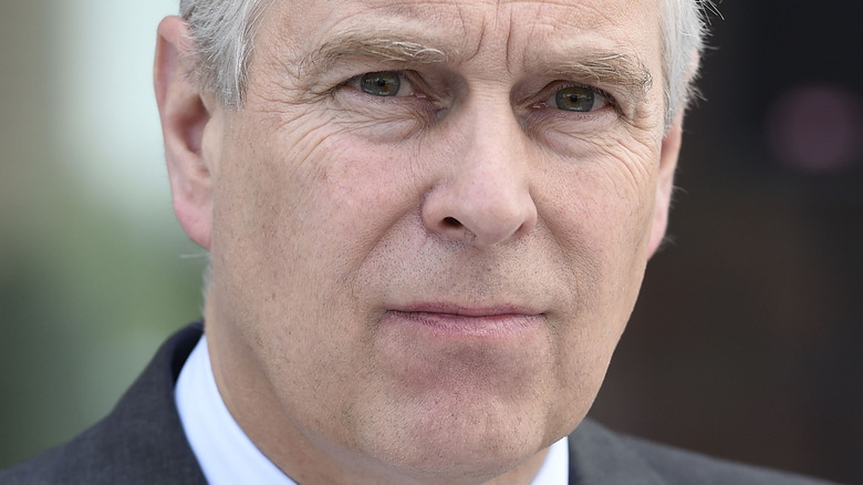 Le prince Andrew lors d'un événement, l'air sérieux