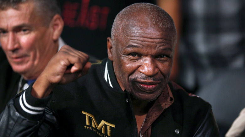 Floyd Mayweather Sr frappe l'air