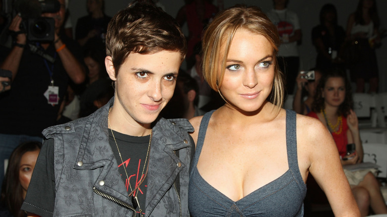 Samantha Ronson et Lindsay Lohan debout ensemble