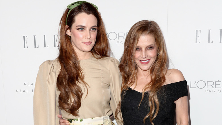 Riley Keough et Lisa Marie Presley souriantes