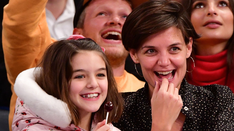 Katie Holmes et Suri Cruise souriantes