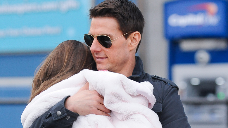 Tom Cruise portant le jeune Suri Cruise