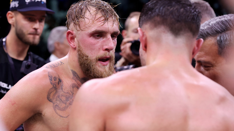 Jake Paul parle avec Tommy Fury après le combat