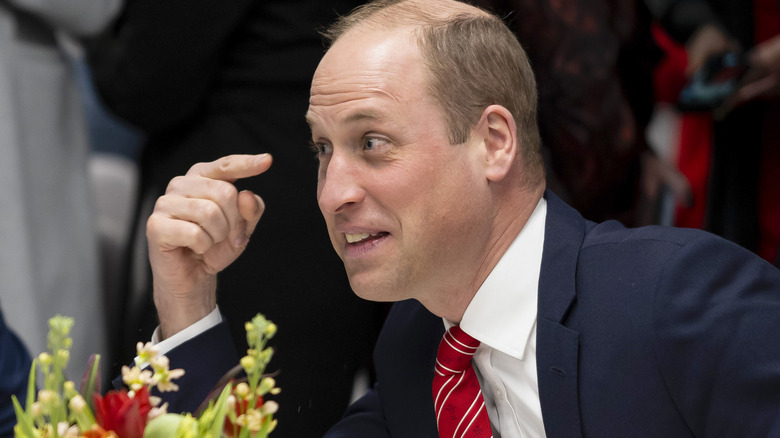 Le prince William montre ses yeux 