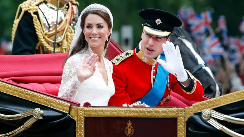 Kate Middleton et le prince William saluent les fans 