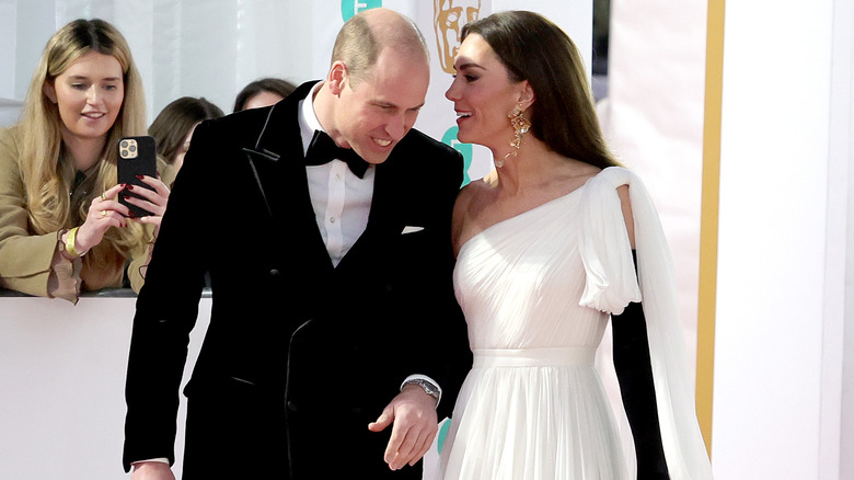 Kate Middleton chuchote au prince William 