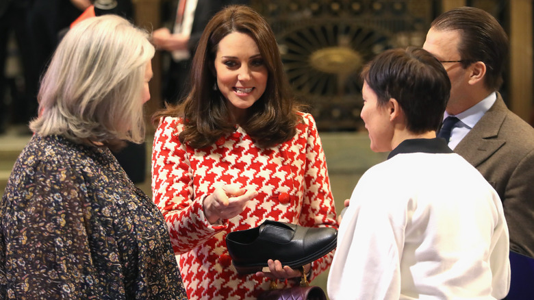 Kate Middleton regarde des chaussures dans un grand magasin suédois