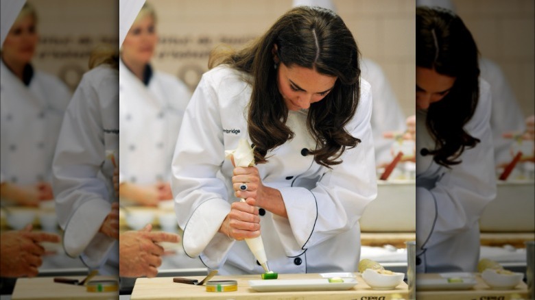 Kate Middleton porte une blouse de chef et travaille dans une cuisine