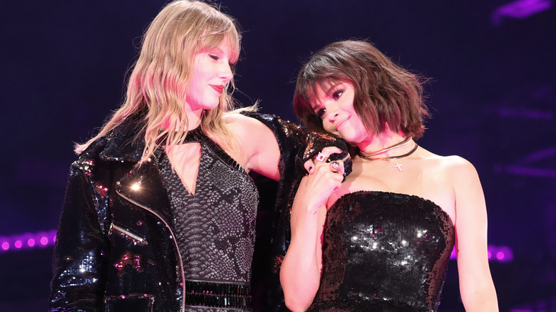 Taylor Swift Selena Gomez sur scène