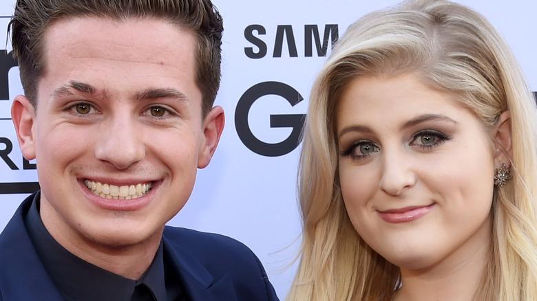 Tapis rouge de Charlie Puth et Meghan Trainor