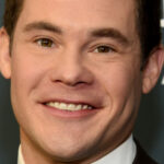 Adam Devine a pris beaucoup de chaleur pour le scandale de tricherie d’Adam Levine pour une faute de frappe