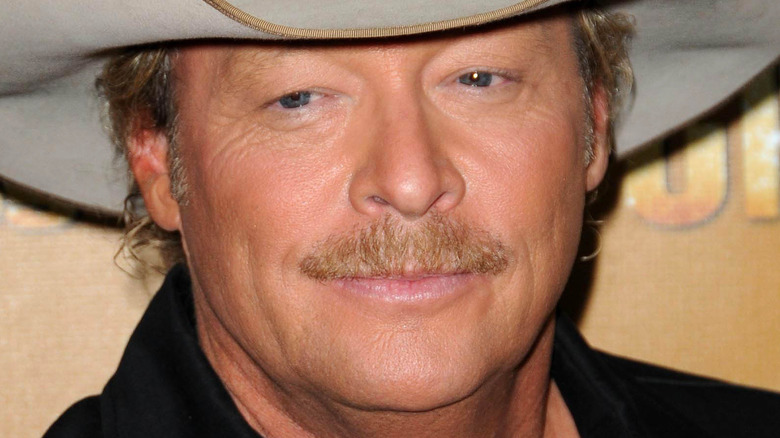 Alan Jackson ne laisse pas son état de santé neurologique ralentir son talent artistique