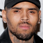 Chris Brown semble peser sur le spectacle de mi-temps du Super Bowl 2023 de Rihanna enceinte