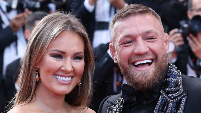 Dee Devlin et Conor McGregor sourient