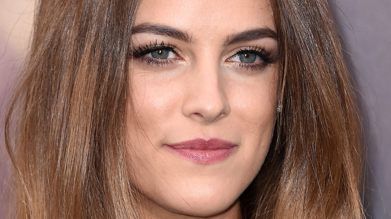 Comment Riley Keough se sent vraiment d’être la petite-fille d’Elvis Presley