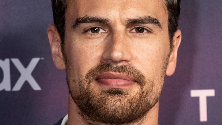 Comment Theo James a vraiment ressenti le fait d’embrasser Shailene Woodley