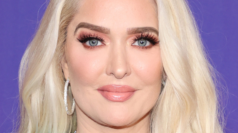 Erika Jayne de RHOBH offre une réaction glaciale aux actes d’accusation de fraude de Tom Girardi