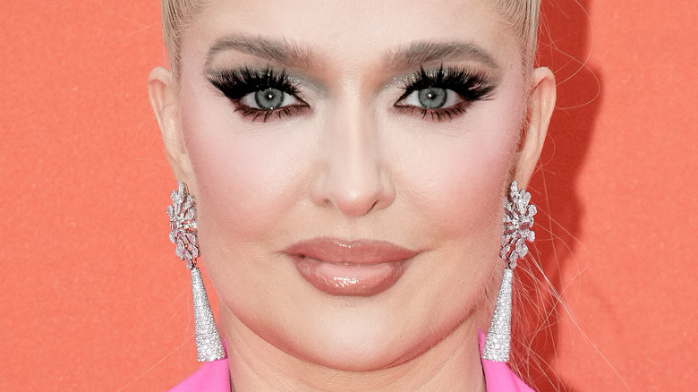 Erika Jayne offre ses réflexions non filtrées sur Chrissy Teigen rejoignant RHOBH