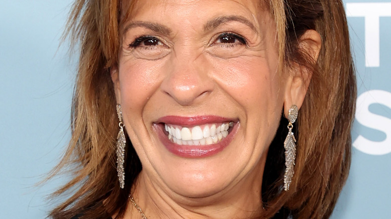 Hoda Kotb nous laisse deviner alors que l’absence prolongée du spectacle d’aujourd’hui se poursuit