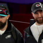 Jason Kelce remporte les faveurs de Brother Travis au Super Bowl 2023 pour la plus petite raison