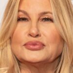 Jennifer Coolidge poursuit sa fascination pour les dauphins dans la publicité Elf Cosmetics Super Bowl 2023