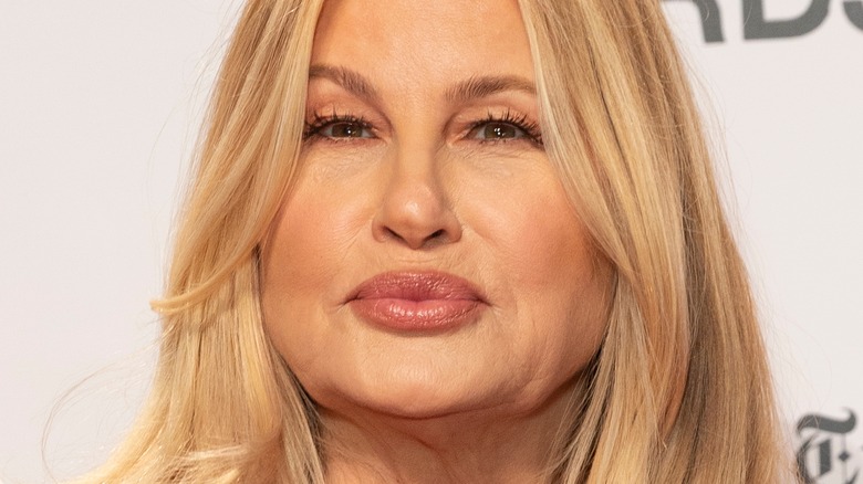 Jennifer Coolidge poursuit sa fascination pour les dauphins dans la publicité Elf Cosmetics Super Bowl 2023