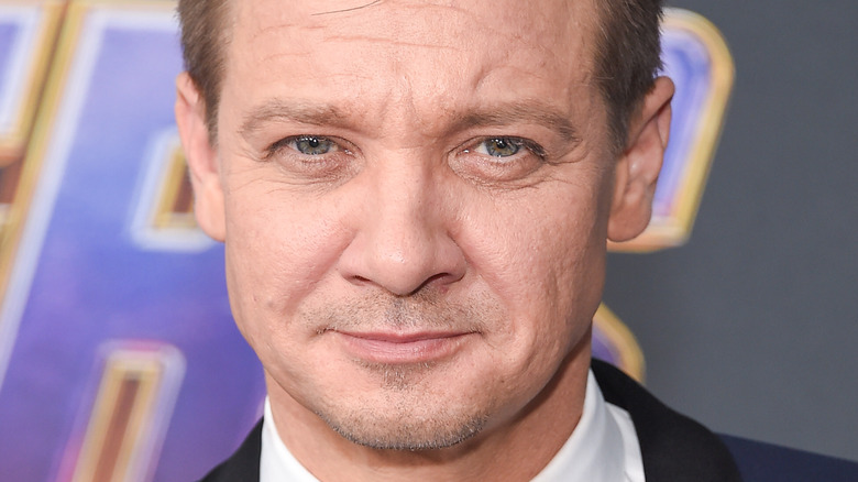 Jeremy Renner s’engage à récupérer physiquement et mentalement après un effrayant accident de chasse-neige