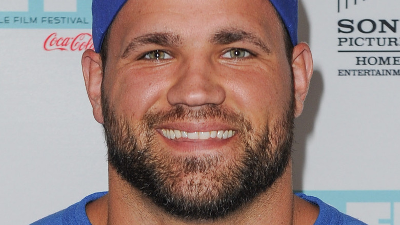 Casquette bleue souriante Peyton Hillis