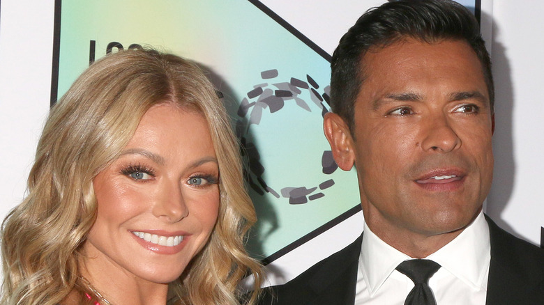 Le mari de Kelly Ripa, Mark Consuelos, devrait remplacer Ryan Seacrest en tant que co-animateur