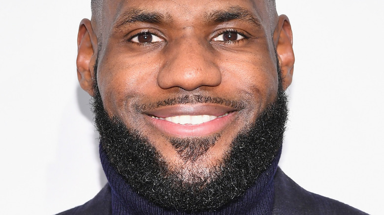 LeBron James souriant avec une barbe