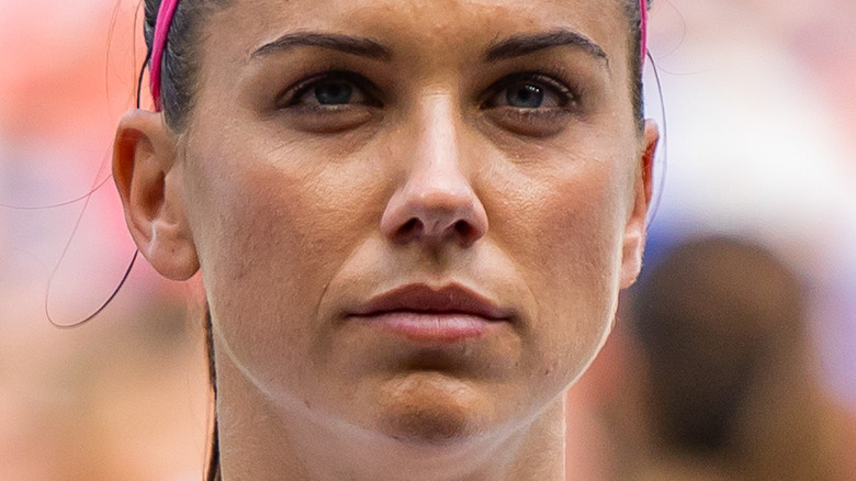 Alex Morgan regarde au loin