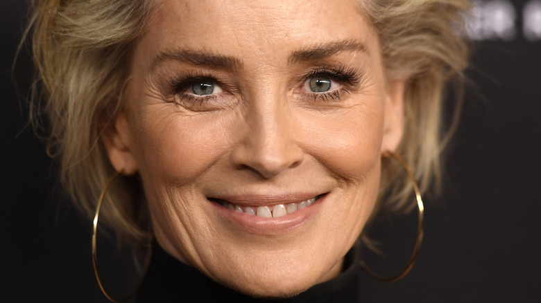 Les larmes de Sharon Stone coulent dans une vidéo confirmant la mort tragique de frère Patrick