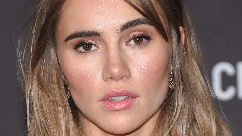 L’histoire derrière le nom unique de Suki Waterhouse (et pourquoi elle l’a changé)