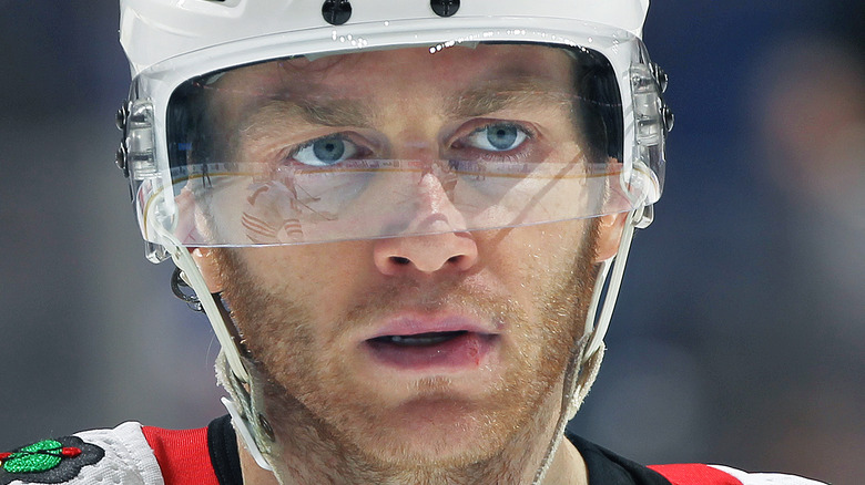 Patrick Kane sourit sur un tapis rouge