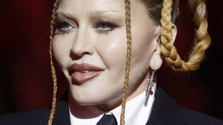 Madonna se moque de son apparence en constante évolution après la débâcle des photos des Grammys