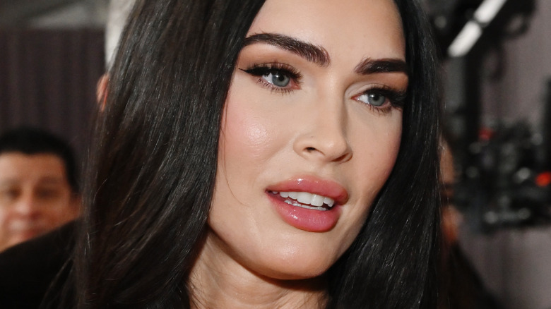 Megan Fox rejoint Instagram pour faire exploser les rumeurs de tricherie de la mitrailleuse Kelly