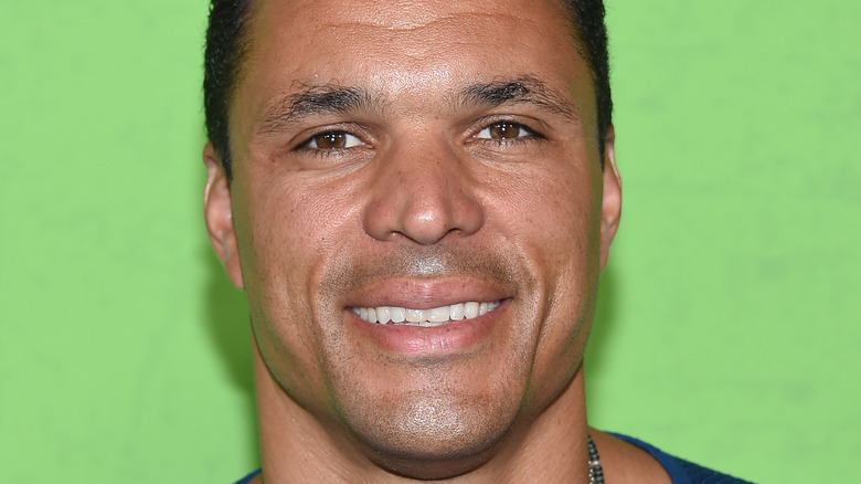 Tony Gonzalez souriant pour la caméra