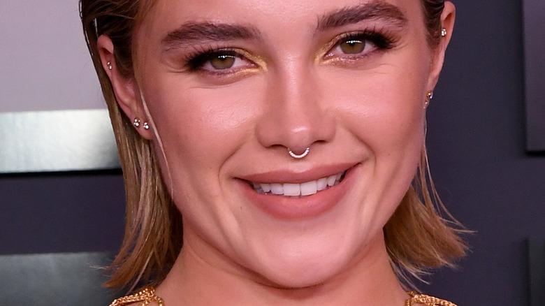 Florence Pugh fard à paupières or souriant 