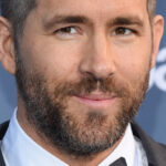 Ryan Reynolds joue les timides lorsqu’on l’interroge sur la naissance du quatrième enfant avec Blake Lively